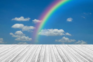 Ahşap Teras ve rainbow ile mavi gökyüzü bulut
