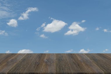 Mavi gökyüzü bulut ile ahşap Teras