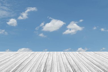 Mavi gökyüzü bulut ile ahşap Teras