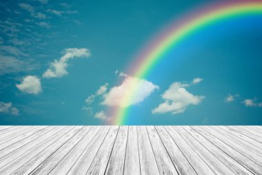 Ahşap Teras ve gökkuşağı gökyüzü bulut mavi, vintag içinde işlem