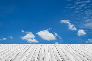 Mavi gökyüzü bulut ile ahşap Teras