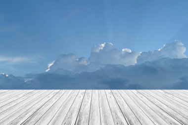 Mavi gökyüzü bulut ile ahşap Teras