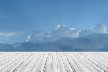 Mavi gökyüzü bulut ile ahşap Teras