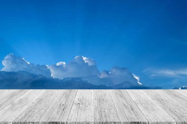 Mavi gökyüzü bulut ile ahşap Teras