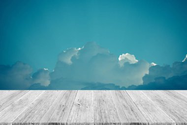 Mavi gökyüzü bulut ile ahşap Teras, vintage tarzı sürecinde