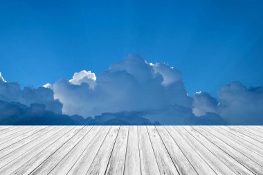 Mavi gökyüzü bulut ile ahşap Teras