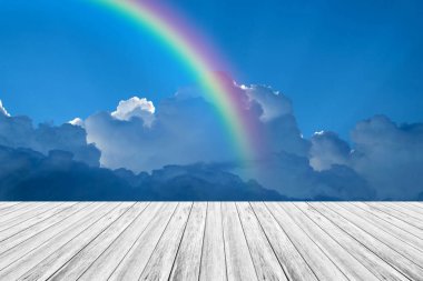 Ahşap Teras ve rainbow ile mavi gökyüzü bulut