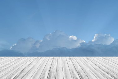 Mavi gökyüzü bulut ile ahşap Teras