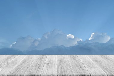 Mavi gökyüzü bulut ile ahşap Teras