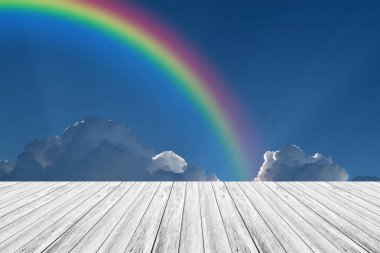 ahşap Teras ve rainbow ile mavi gökyüzü