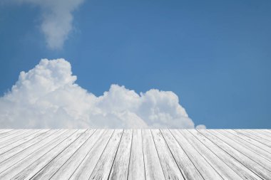 Mavi gökyüzü bulut ile ahşap Teras