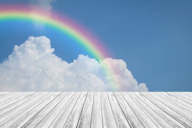 Ahşap Teras ve rainbow ile mavi gökyüzü bulut