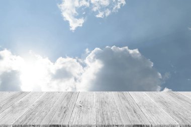 Mavi gökyüzü bulut ile ahşap Teras