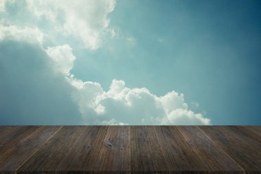 Mavi gökyüzü bulut ile ahşap Teras, vintage tarzı sürecinde