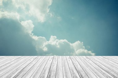 Mavi gökyüzü bulut ile ahşap Teras, vintage tarzı sürecinde