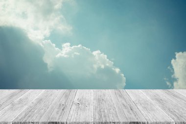 Mavi gökyüzü bulut ile ahşap Teras, vintage tarzı sürecinde