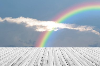 Ahşap Teras ve rainbow ile mavi gökyüzü bulut