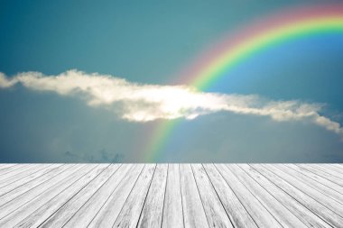 Ahşap Teras ve gökkuşağı gökyüzü bulut mavi, vintag içinde işlem