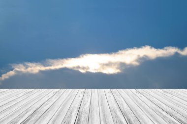 Mavi gökyüzü bulut ile ahşap Teras