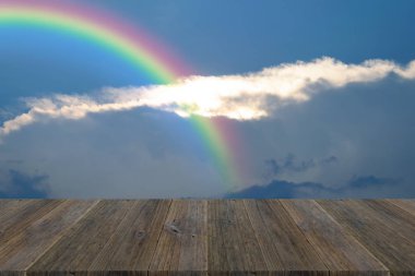 Ahşap Teras ve rainbow ile mavi gökyüzü bulut