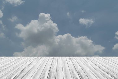 Mavi gökyüzü bulut ile ahşap Teras