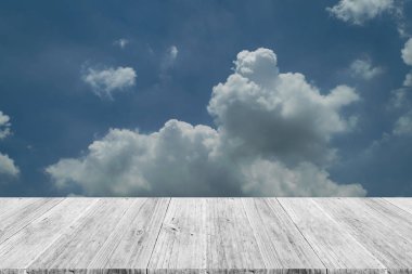 Mavi gökyüzü bulut ile ahşap Teras