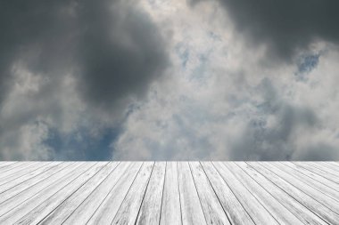 Mavi gökyüzü bulut ile ahşap Teras