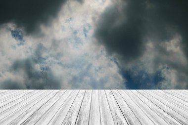 Mavi gökyüzü bulut ile ahşap Teras