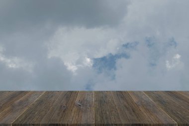 Mavi gökyüzü bulut ile ahşap Teras