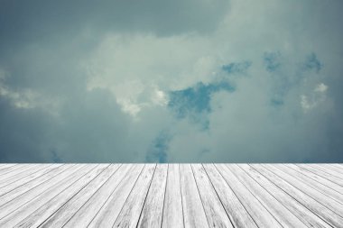 Mavi gökyüzü bulut ile ahşap Teras, vintage tarzı sürecinde