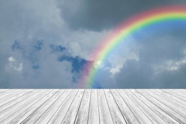 Ahşap Teras ve rainbow ile mavi gökyüzü bulut