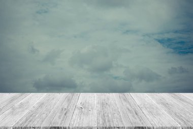 Mavi gökyüzü bulut ile ahşap Teras, vintage tarzı sürecinde