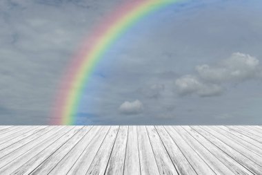 ahşap Teras ve rainbow ile mavi gökyüzü