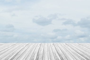 Mavi gökyüzü bulut ile ahşap Teras