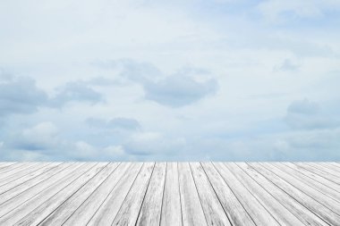 Mavi gökyüzü bulut ile ahşap Teras