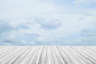 Mavi gökyüzü bulut ile ahşap Teras