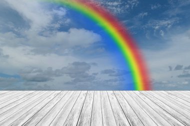 ahşap Teras ve rainbow ile mavi gökyüzü