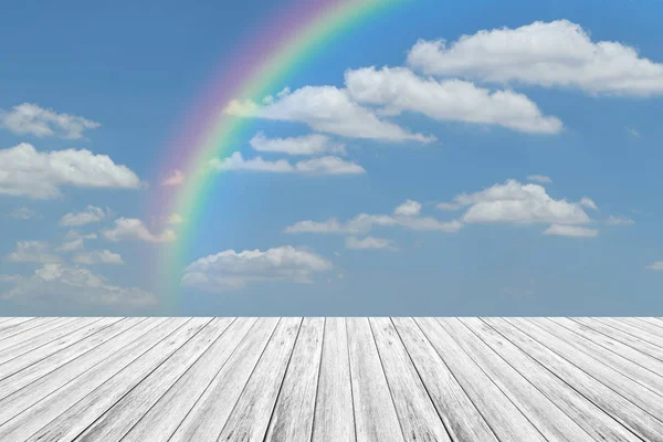 ahşap Teras ve rainbow ile mavi gökyüzü
