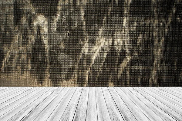 Металлическая ржавчина стены текстуры в винтажном стиле с деревянной террасой — стоковое фото