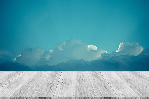 Blauwe hemel wolk met houten terras, proces in vintage stijl — Stockfoto