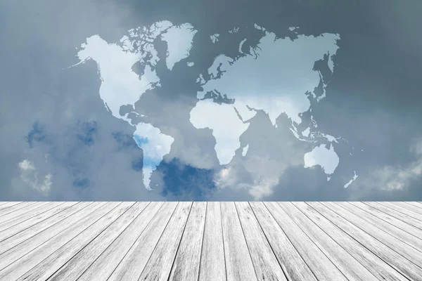 Kék eget felhő fa terasz és a világ Térkép — Stock Fotó