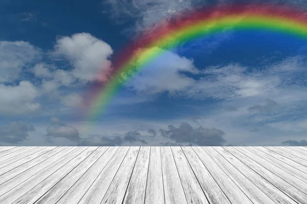 ahşap Teras ve rainbow ile mavi gökyüzü