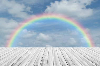 Ahşap Teras ve rainbow ile mavi gökyüzü bulut