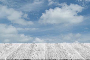 Mavi gökyüzü bulut ile ahşap Teras