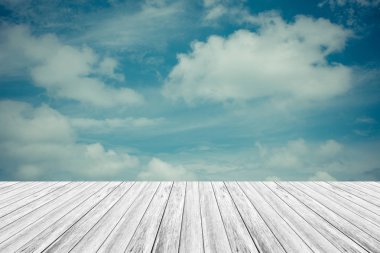 Mavi gökyüzü bulut ile ahşap Teras, vintage tarzı sürecinde