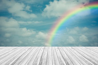 Ahşap Teras ve gökkuşağı gökyüzü bulut mavi, vintag içinde işlem