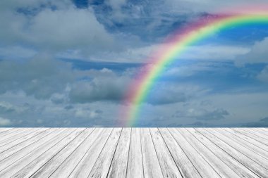 Ahşap Teras ve rainbow ile mavi gökyüzü bulut