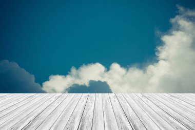 Mavi gökyüzü bulut ile ahşap Teras, vintage tarzı sürecinde