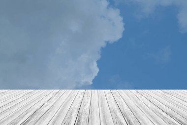 Mavi gökyüzü bulut ile ahşap Teras