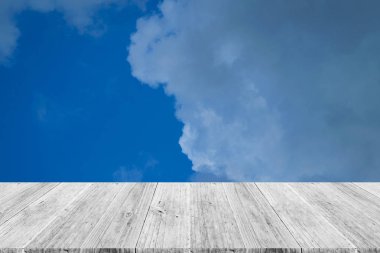 Mavi gökyüzü bulut ile ahşap Teras